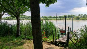 Slow life. Rive de Charente aménagés d'un petit ponton.